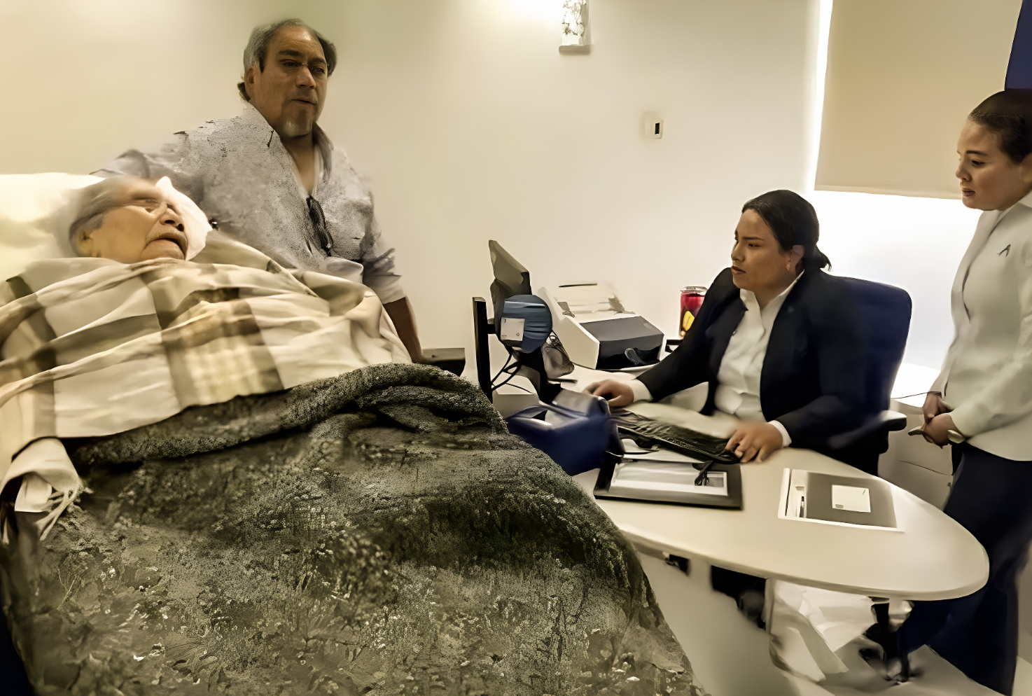 «GACHOS los GACHUPINES»: «BANCO OBLIGA a DOÑA FIDELIA a ACUDIR en CAMILLA CARGANDO casi un SIGLO de EXISTENCIA para REACTIVAR COBRO de su PENSION»…no quisieron ningun representante legal.